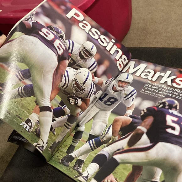 Peyton Manning Sports illustrated cover issue Dec. 20, 2004 - Picture 7 of 13